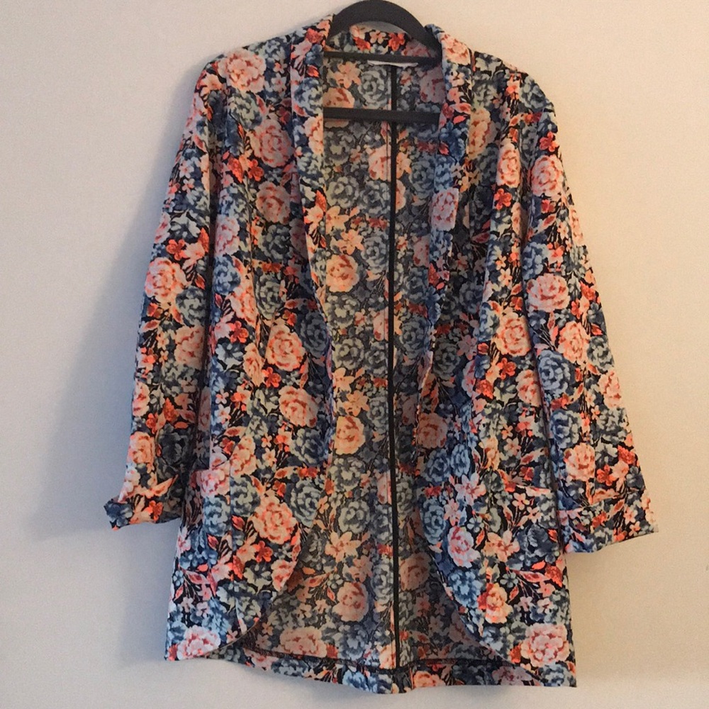 Beautiful Lightweight Lush floral blazer!